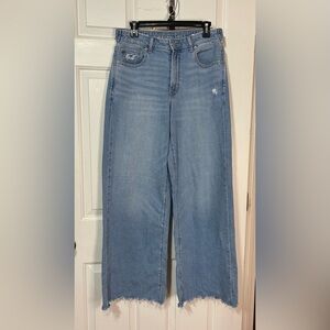 American Eagle Women's High Rise Baggy  Wide-Leg Jean SZ 6 Light Wash Distressed